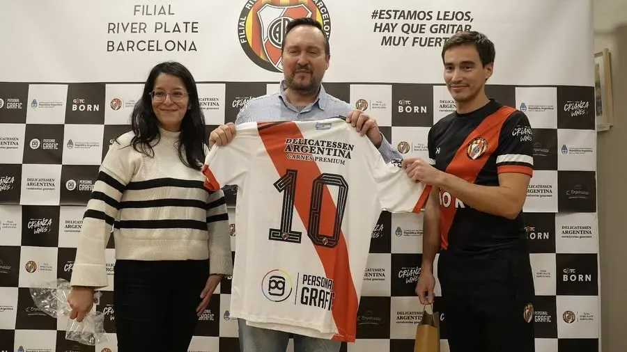 La presentación de la nueva camiseta de la Filial de River en Barcelona.