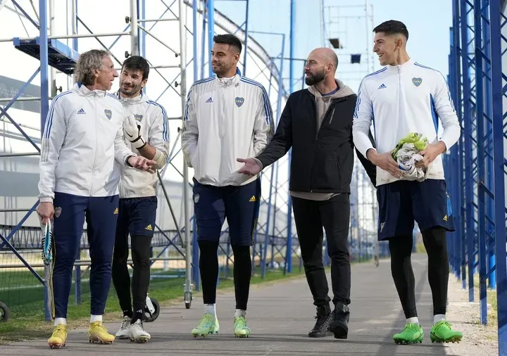 Gayoso junto a los arqueros de Boca y Willy Caballero en Boca Predio. (Prensa Boca)