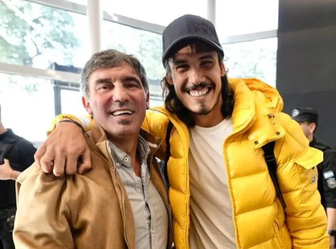 Cavani junto al Manteca Martínez en su llegada a Boca. (Boca Juniors)