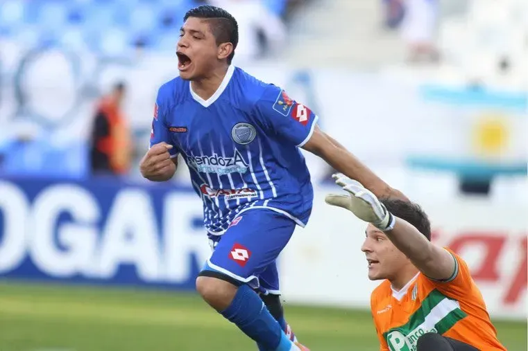 Claudio Aquino festeja un gol en Godoy Cruz. (Foto: Archivo).