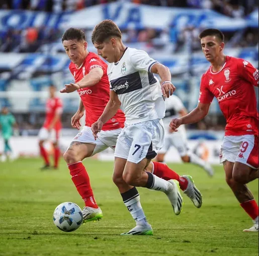 Rodrigo Echeverría apenas pudo jugar un tiempo ante Gimnasia. Foto: Twitter.