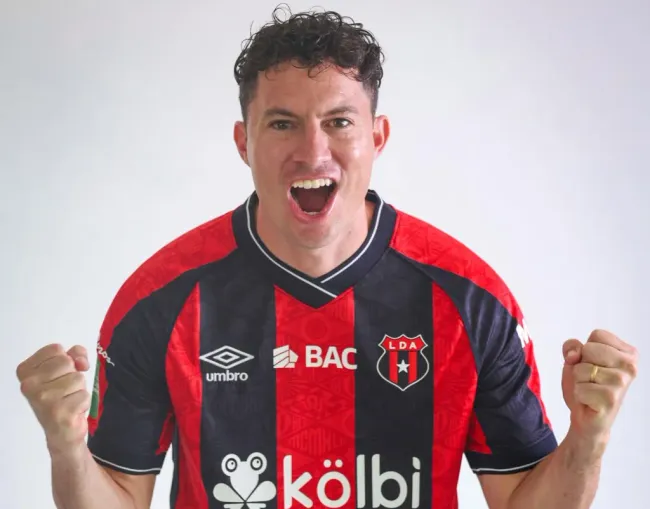 Bryan Oviedo alista su debut con Alajuelense. (Foto: LDA)