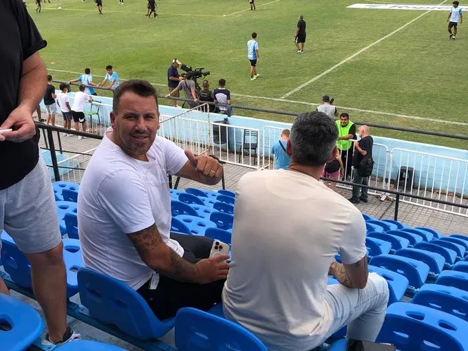 Fabbiani presenció desde la tribuna el polémico triunfo ante Comunicaciones por Copa Argentina.