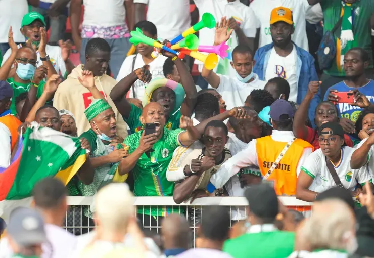 Ulrik Pedersen/NurPhoto via Getty Images – Torcida de Camarões dentro do estádio