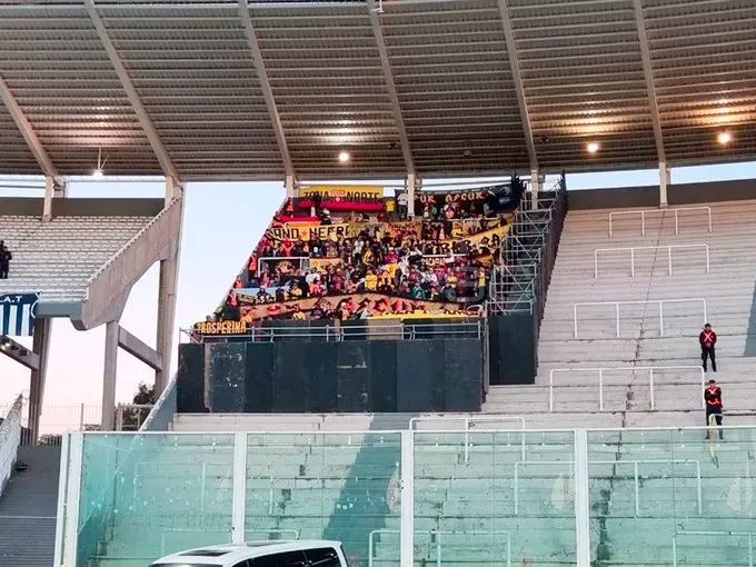 La hinchada de Barcelona SC en Argentina vs Talleres. (Foto: @SC_ESPN)