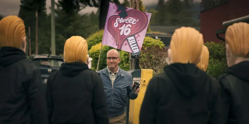 En la imagen: Jonathan Potts como Chris Dubasage en Totally Killer | Crédito: Prime Video