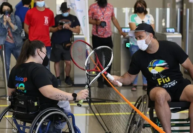 Fernando González compartió con para atletas nacionales en la actividad que marca los dos años para los Juegos Parapanamericanos en Santiago. | Sergio Maureira/Comunicaciones Santiago 2023.