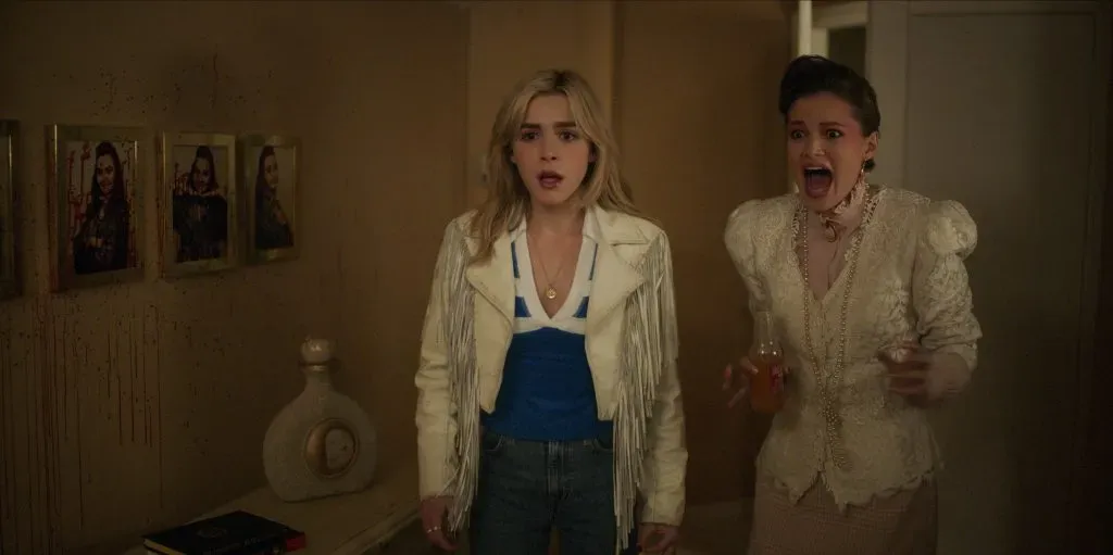 En la imagen (I-D): Kiernan Shipka como Jamie Hughes, Olivia Holt como Pam de adolescenteen Totally Killer | Crédito: Prime Video