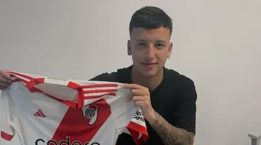 Martiniano Sueldo con la camiseta de River.