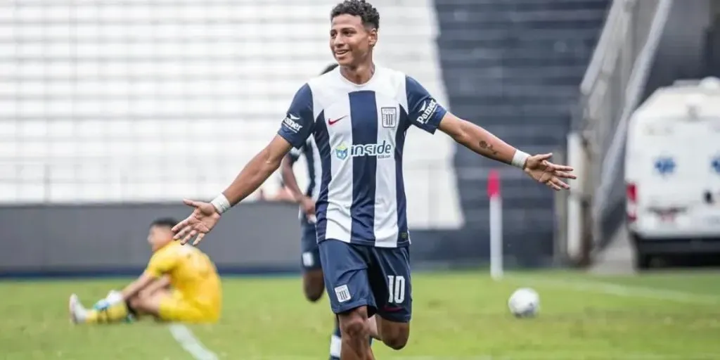 Adriano Neciosup con Alianza Lima en menores. (Foto: Twitter).