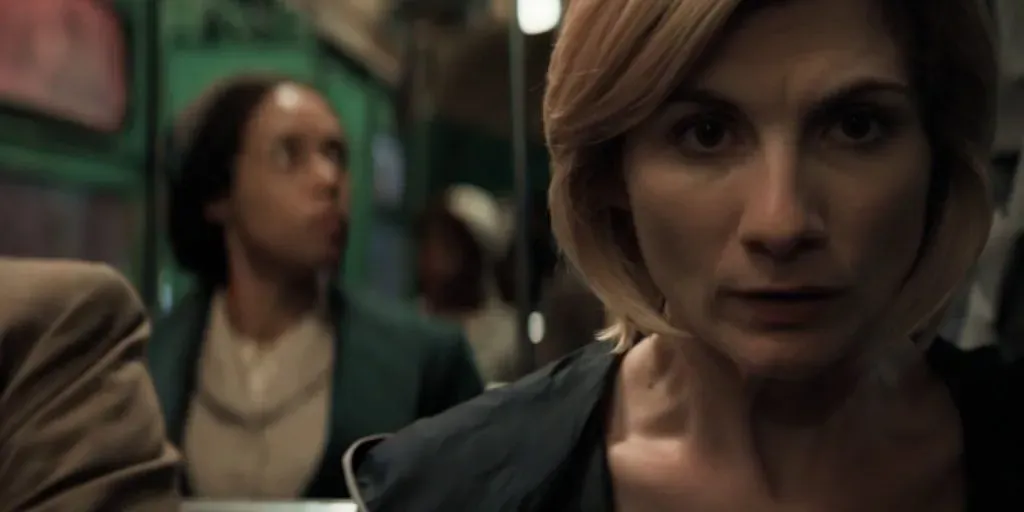 La Doctora y Rosa Parks (al fondo), en uno de los episodios más dramáticos de Doctor Who. Imagen: La constante.