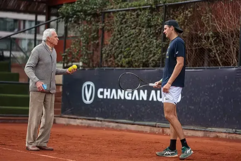 Diego Jarry entrena en Providencia junto a su abuelo, el legendario Jaime Fillol. | Foto: Luis Sevilla Fajardo