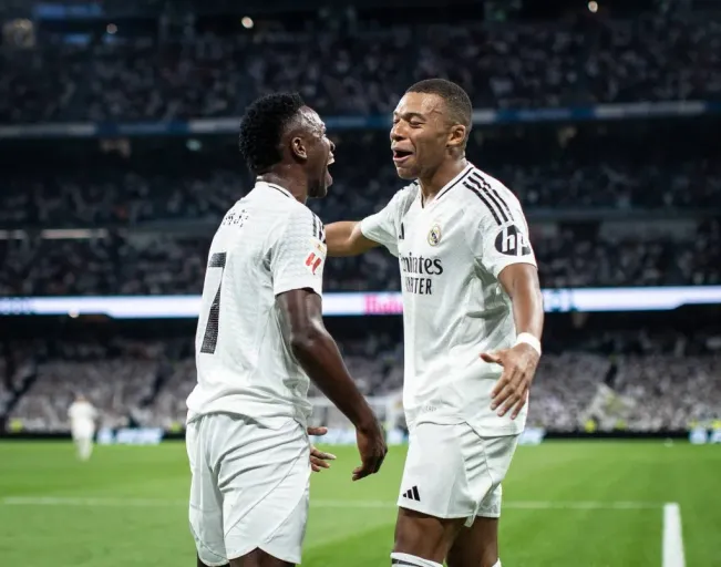 Kylian Mbappé e Vinícius Júnior comemorando gol do Real Madrid em partida no Santiago Bernabéu. Foto: Imago