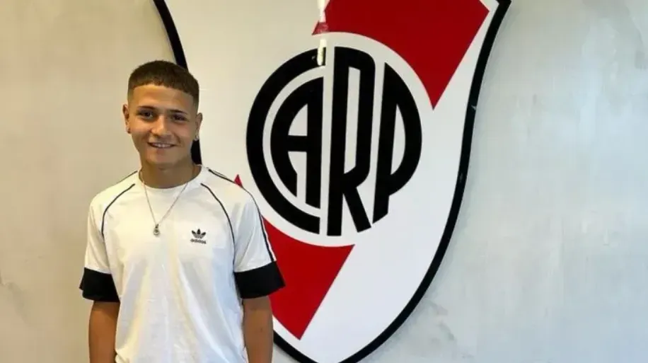 Tobías Bacar con el escudo de River.