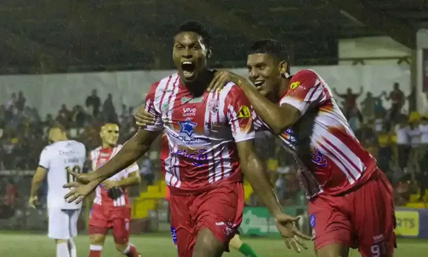 Óscar Linton celebrando el gol ante Herediano