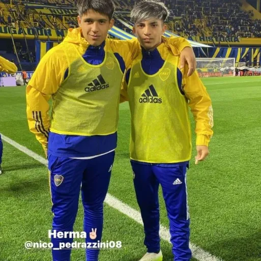 Bautista Ferreyra (derecha), el juvenil que recibió el short de Cavani.