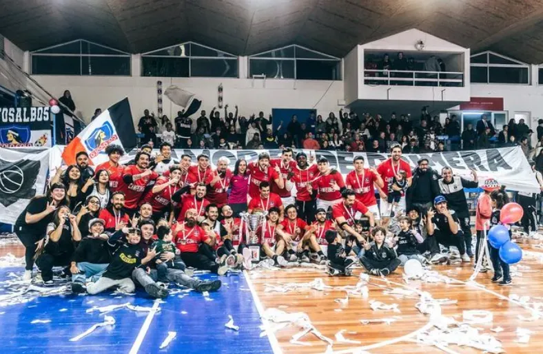 Colo Colo Básquet con el título de la Liga Dos en el Stadio Italiano | Foto: CSD Colo Colo