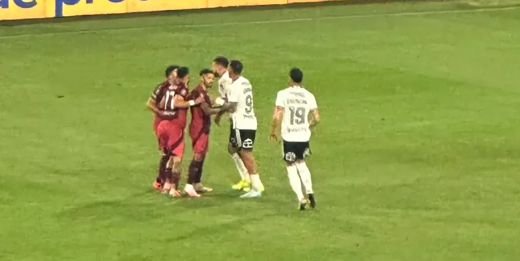 El momento del conflicto entre Emiliano Amor y Marcos Acuña (AS Chile)