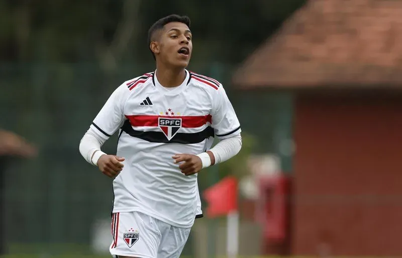 Ryan Francisco atuando pelo sub-20 do São Paulo – Foto: Reprodução/SPFC