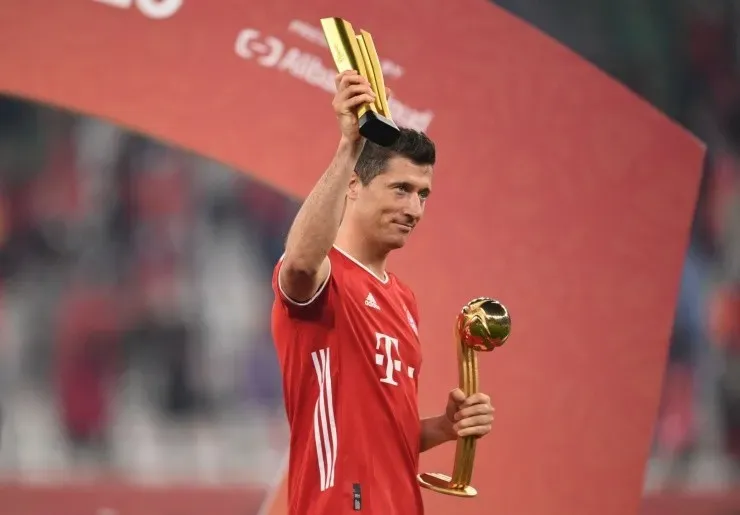 Lewandowski com seus prêmios individuais conquistados no Mundial. (Foto: Reprodução)