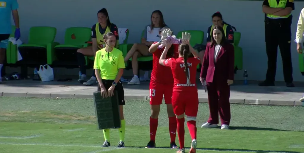 El momento en que Antonia Canales reemplaza a Enith Salón. La portera titular del Valencia sufrió una lesión en la rodilla izquierda. (Captura DAZN).