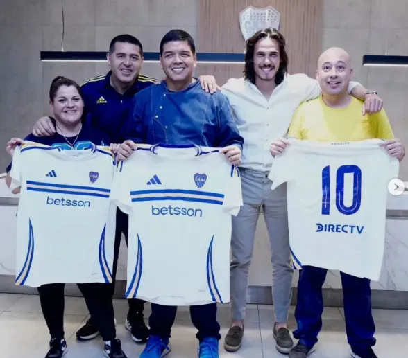 Cavani y Riquelme, junto a empleados del club.