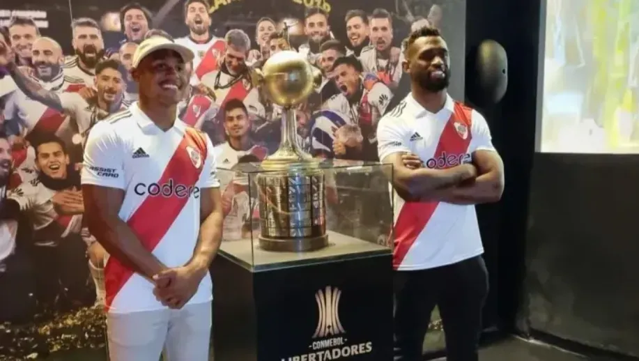 Siya Kolisi y Damian Willemse con la camiseta de River. (Foto: Prensa River)