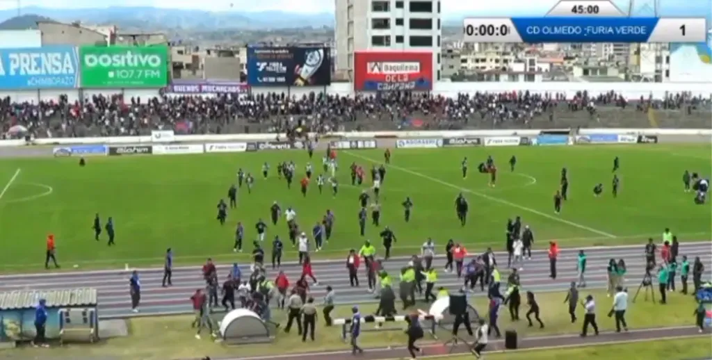 Así fue la invasión de la cancha en el partido entre Olmedo y Cimarrón Furia Verde. (Captura de Pantalla: Transmisión local)