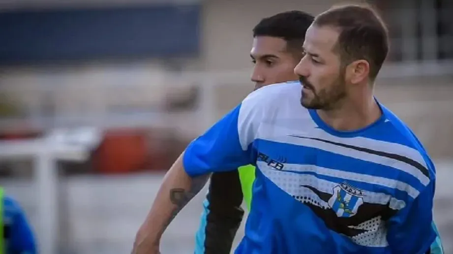 Mora durante un entrenamiento de Altas Argentinas. (@club_alas_arg)