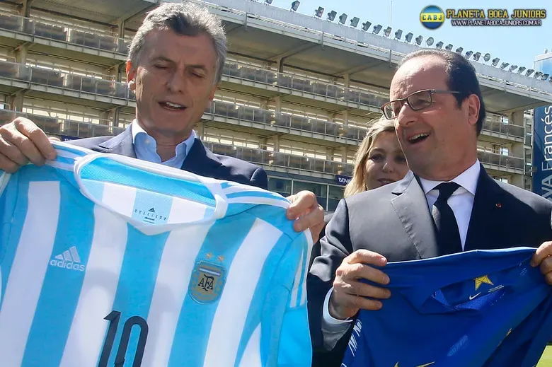 Mauricio Macri le regaló a Hollande la camiseta de Argentina y de Boca.