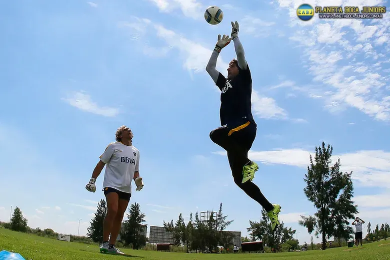 Orion trabajando con el entrenador de arqueros. Foto: Prensa C.A.B.J.
