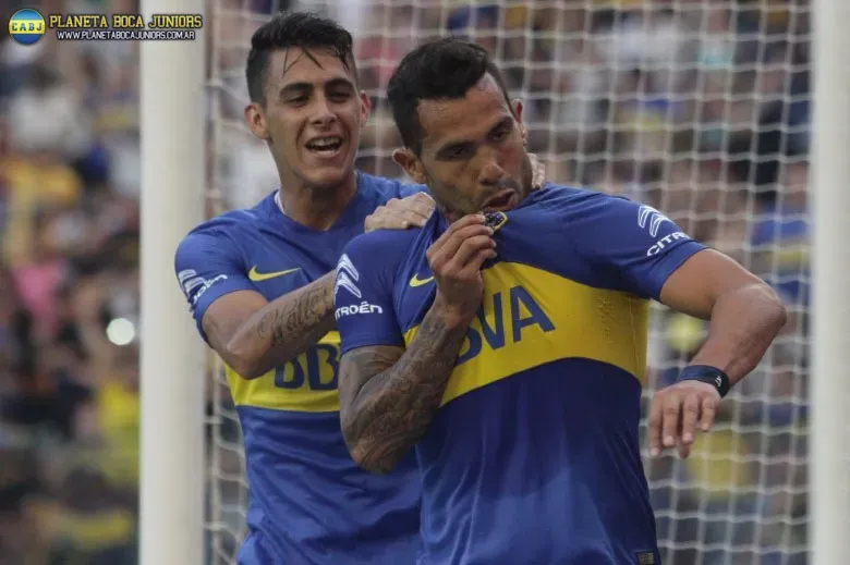 Tevez festeja su gol.