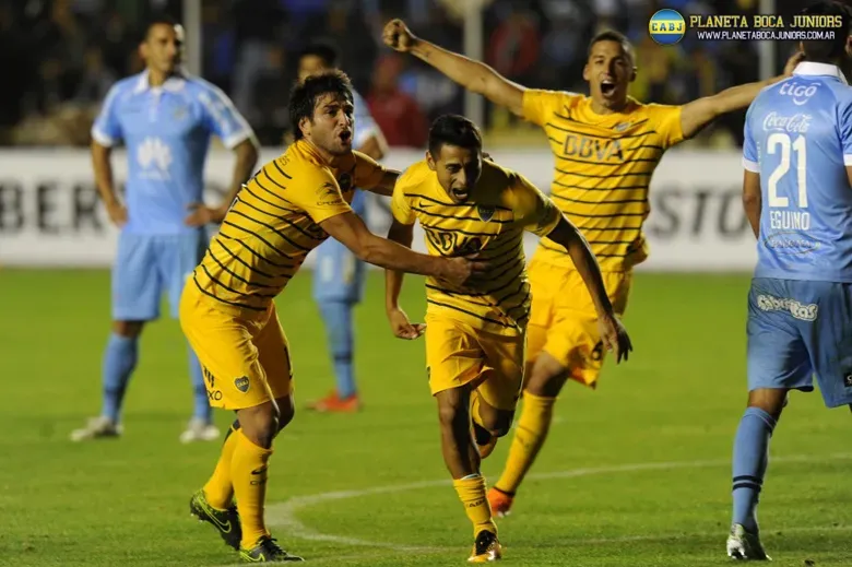 Carrizo celebra su gol ante Bolívar. Atrás, Lodeiro. Foto: Prensa C.A.B.J.