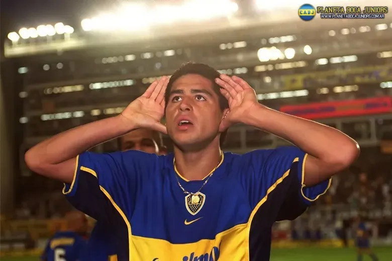 Riquelme haciendo el gesto del topo gigio.