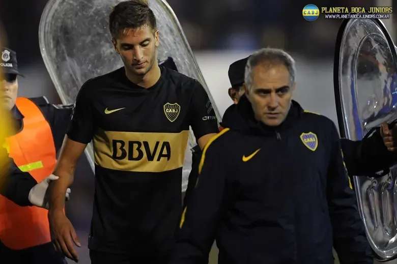 El mediocampista terminó lesionado.