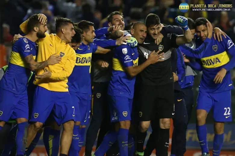 El plantel celebrando el triunfo.