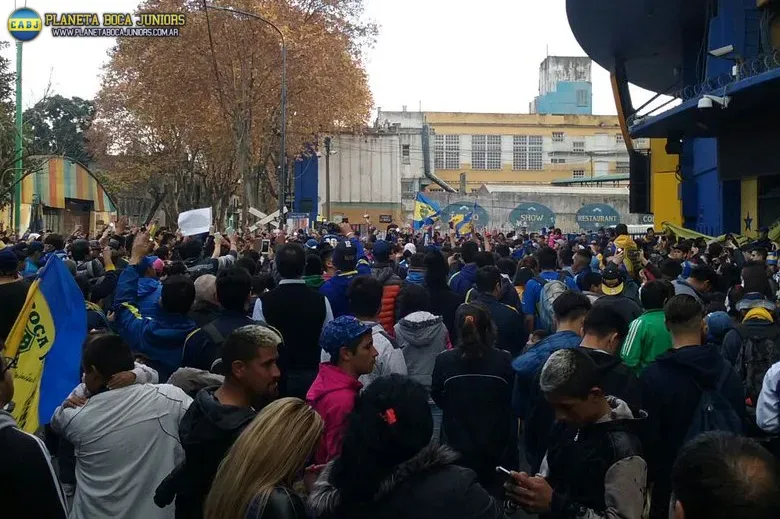 Miles de hinchas se juntaron.