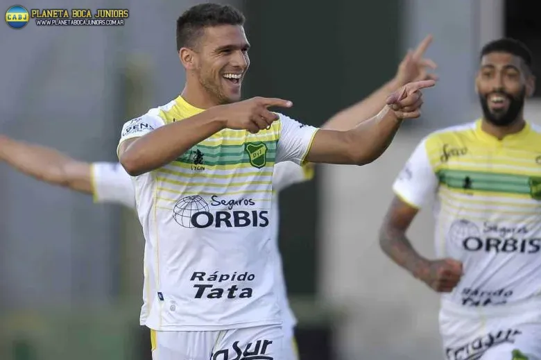 Magallán celebrando su gol con Defensa y Justicia.