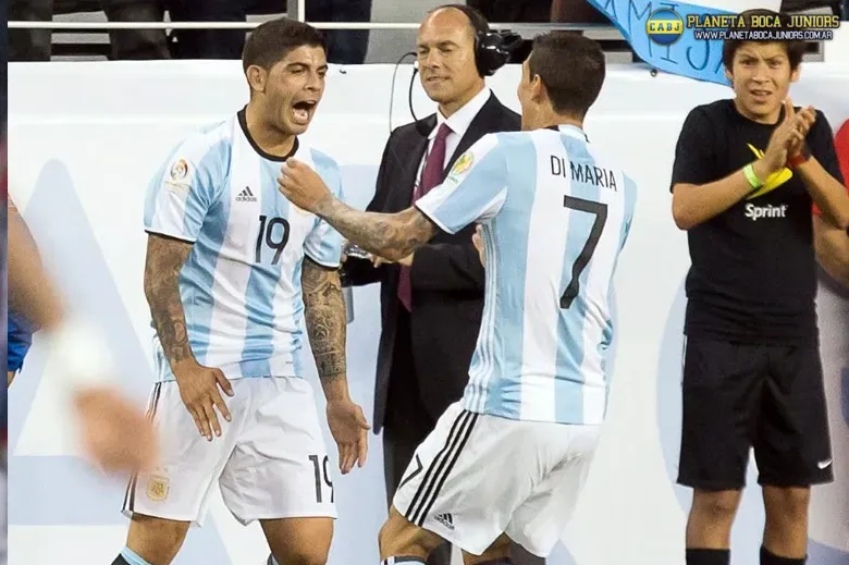 Banega celebra el segundo de Argentina.