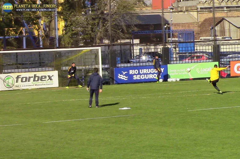 Pavón patea, Guillermo mira.