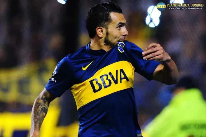 Tevez celebrando con la camiseta de Boca.