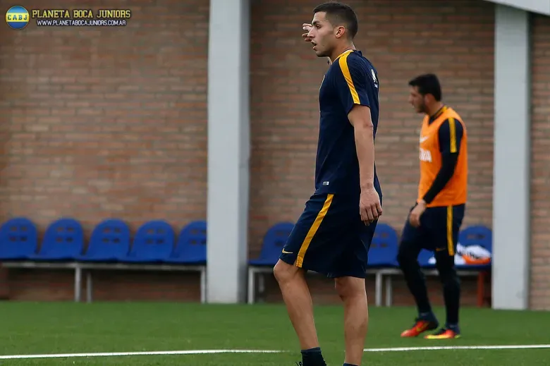 Tobio, feliz de vestir la de Boca. Foto: Prensa C.A.B.J.
