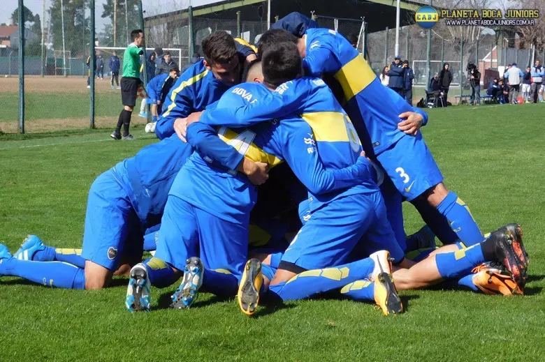La quinta división, festejando gol de Kevin Mergen.