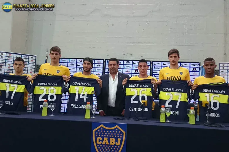 Angelici junto a los futbolistas.