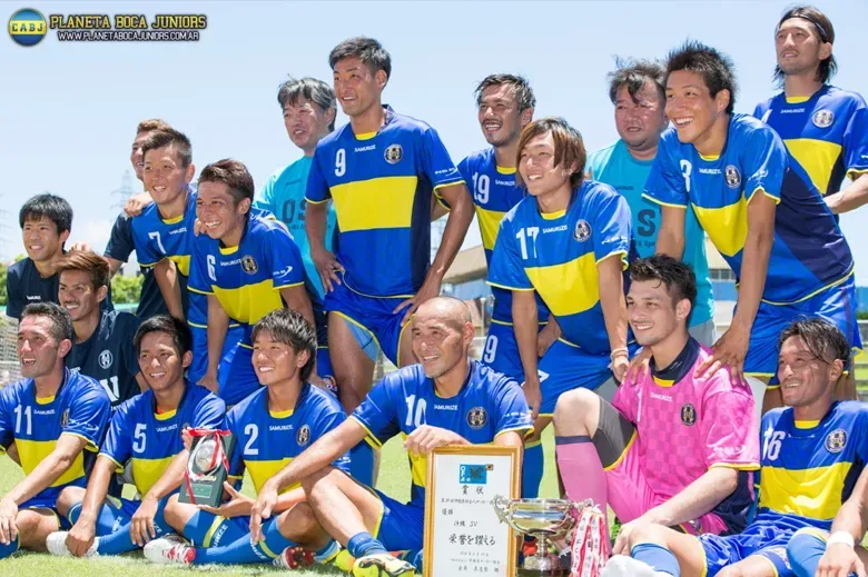 Takahara con la camiseta de su club.