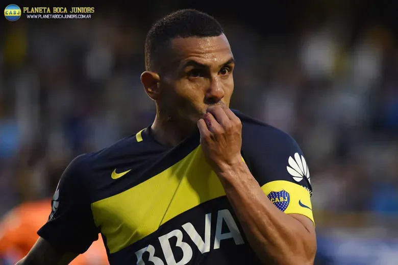 Carlitos se besa el escudo.