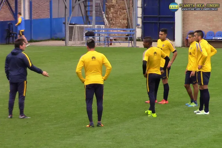 Parte de los jugadores escuchando a Guillermo. 