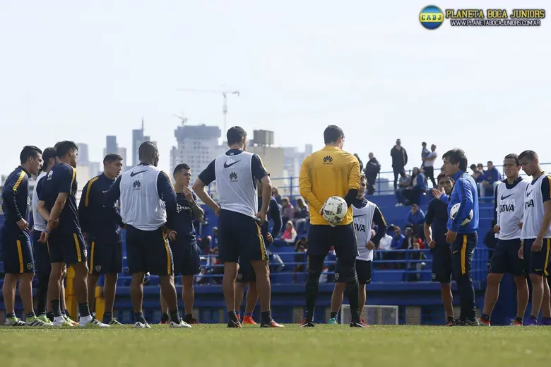 Gustavo dialogando con el plantel. Foto: Prensa C.A.B.J.