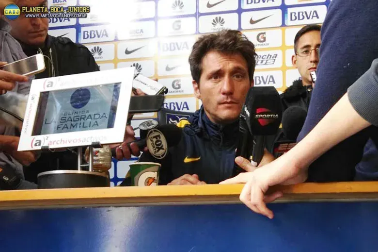 El Mellizo, rodeado por la prensa. Foto: @SoloBocaRadio.