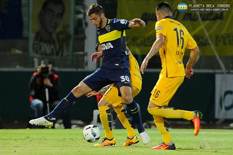 Bentancur ante la marca de dos rivales.